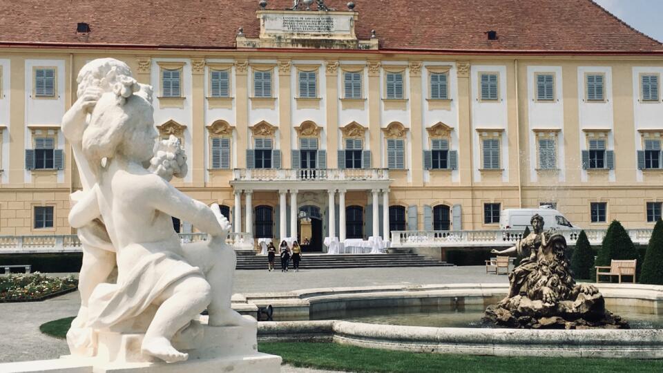 Zámok Schloss Hof so svojimi veľkolepými záhradami patrí medzi najkrajšie barokové komplexy v Európe.