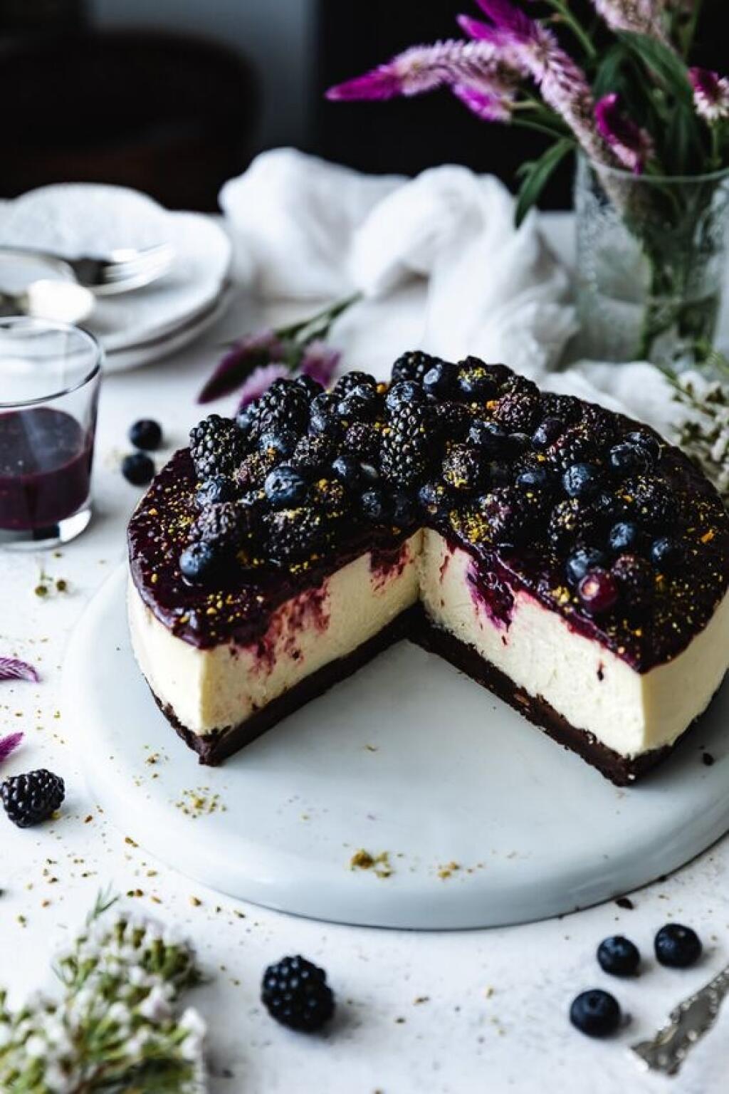 Fialový cheesecake s černicami a čučoriedkami
