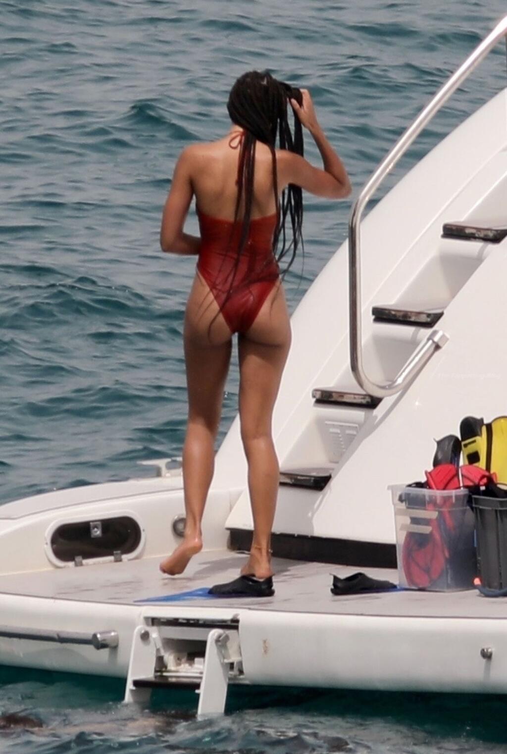 Sexi Lillian sa po jachte promenádovala v dráždivo červených plavkách.