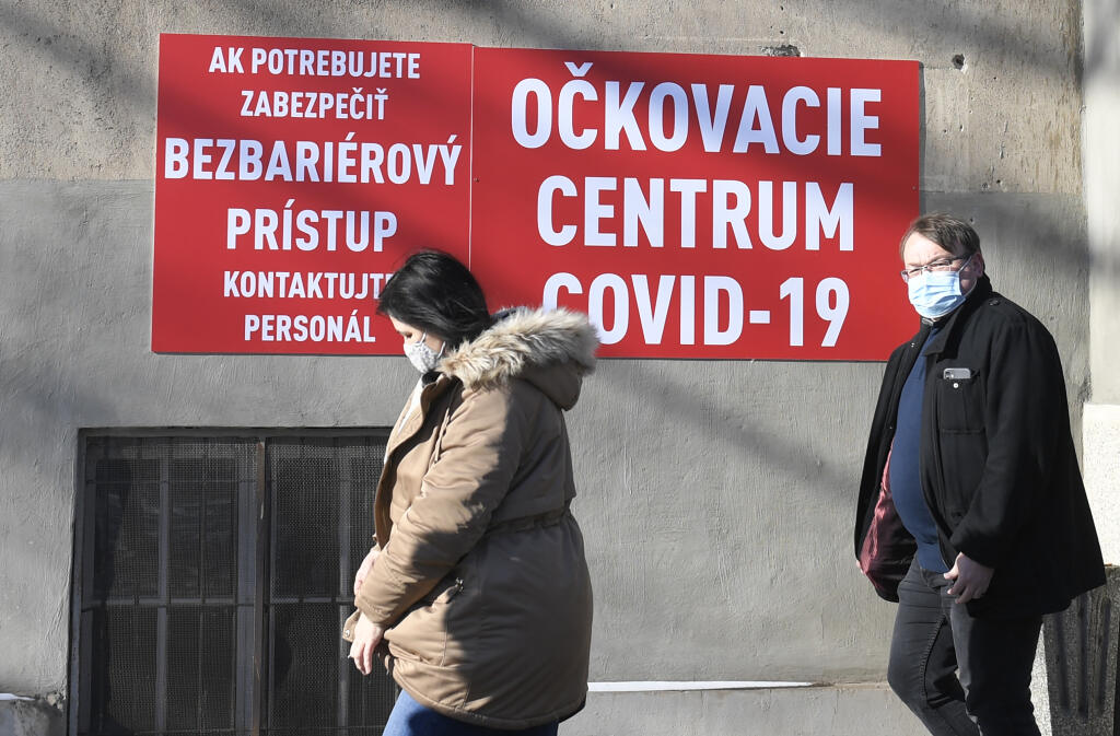 Na snímke učitelia prichádza na očkovanie proti ochoreniu COVID-19 do vakcinačného centra UNLP Košice 13. januára 2021. FOTO TASR – František Iván