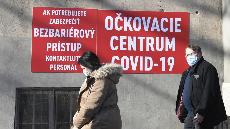 Na snímke učitelia prichádza na očkovanie proti ochoreniu COVID-19 do vakcinačného centra UNLP Košice 13. januára 2021. FOTO TASR – František Iván