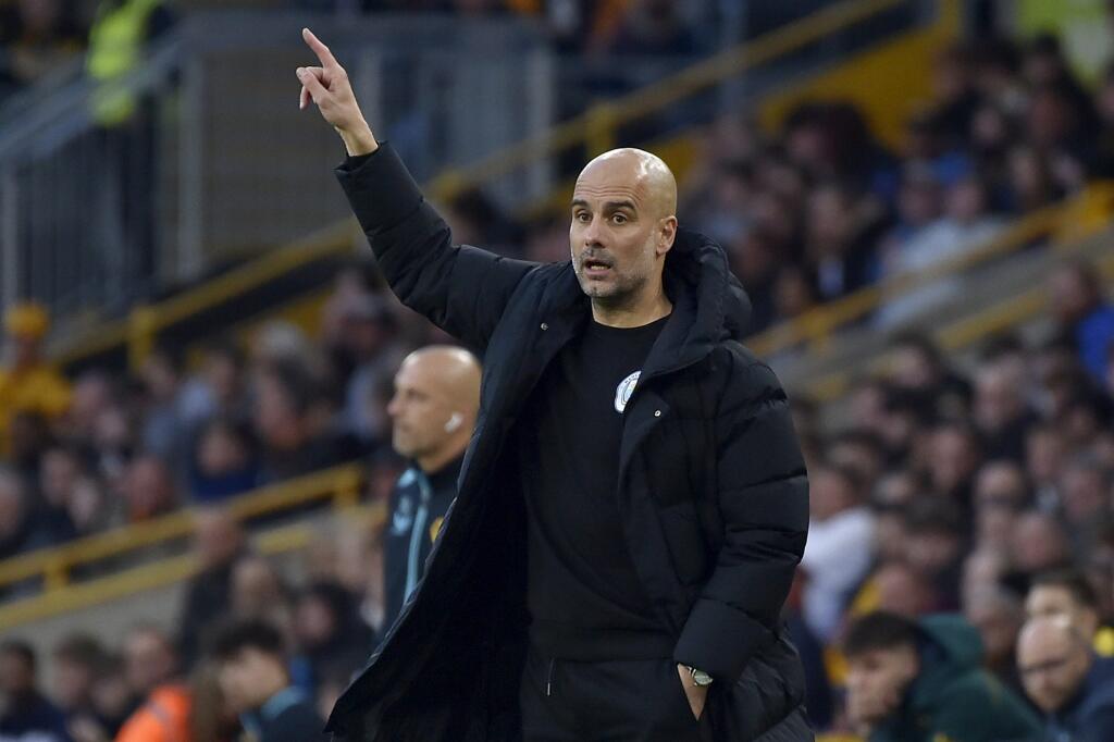 PK 50 Wolverhampton - Na snímke tréner Manchestru City Pep Guardiola počas dohrávky 33. kola anglickej Premier League Wolverhampton Wanderers - Manchester City vo Wolverhamptne v stredu 11. mája 2022. FOTO TASR/AP
Manchester City's head coach Pep Guardiola gestures during the English Premier League soccer match between Wolverhampton Wanderers and Manchester City at Molineux stadium in Wolverhampton, England, Wednesday, May 11, 2022. (AP Photo/Rui Vieira)