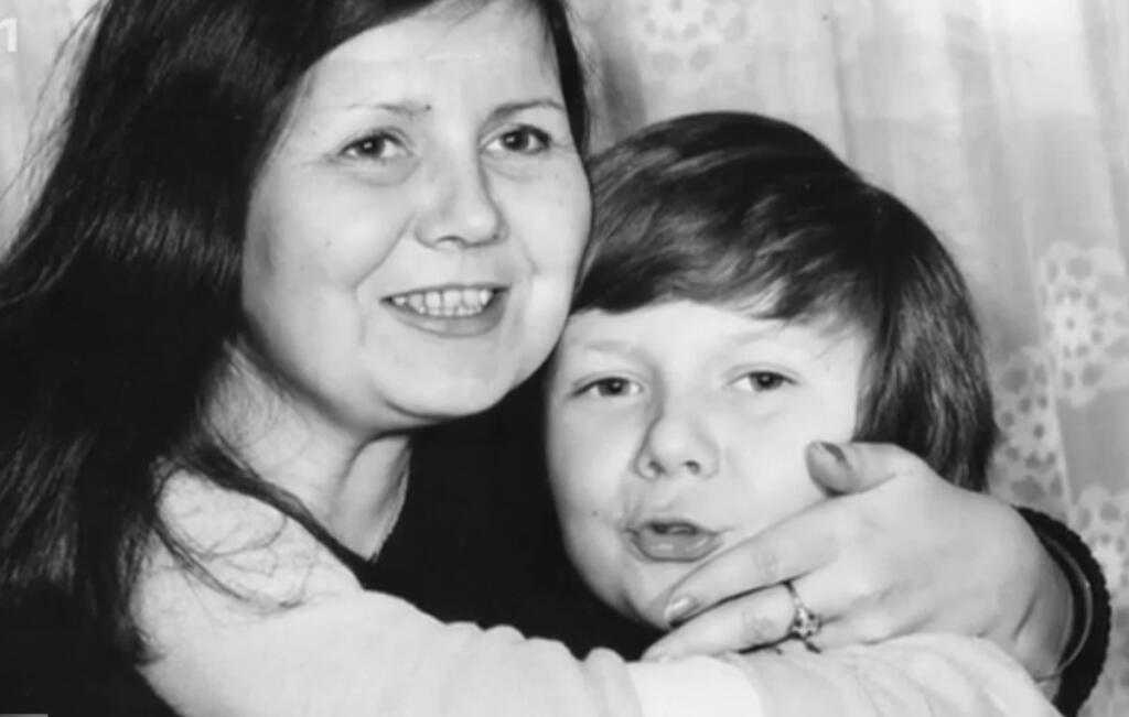 Tomáš Holý (†21) bol našou najväčšou hviezdou. Na foto s mamou Mariou.