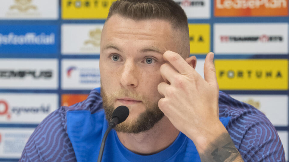 Na snímke slovenský futbalový reprezentant Milan Škriniar počas tlačovej konferencie na zraze slovenskej futbalovej reprezentácie pred zápasmi Ligy národov (LN), na ktorej predstavili aj nové reprezentačné dresy 19. septembra 2022 v Šamoríne. FOTO TASR - Martin Baumann