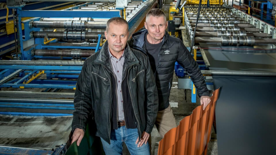 Plechové strechy Maslen. Slovenská rodinná firma, ktorá sa zaoberá výrobou plechových strešných krytín a doplnkov. Na snímke zľava sú bratia Pavol Maslen a Jaroslav Maslen.