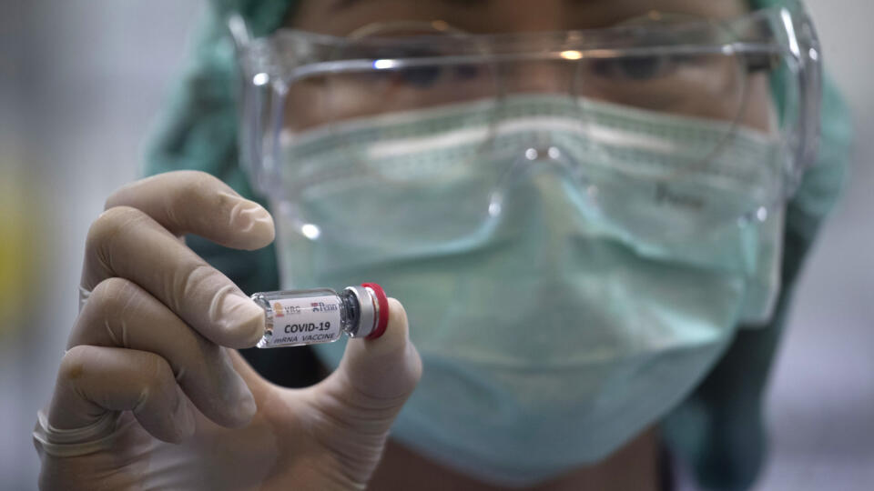 EBE 5 Bangkok - V Thajsku začali v sobotu testovať vakcínu proti novému druhu koronavírusu na opiciach po tom, čo ju úspešne otestovali na myšiach. Na snímke laboratórna technička drží ampulku s vakcínou proti novému druhu koronavírusu určenou na testovanie v Národnom centre pre výskum primátov v Bangkoku 23. mája 2020. FOTO TASR/AP
A lab technician holds a bottle containing results for COVID-19 vaccine testing at the National Primate Research Center, run by Chulalongkorn University in Saraburi