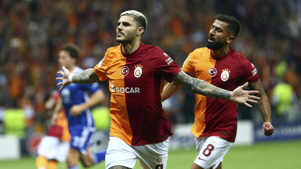 KK19 Istanbul - Hráč Mauro Icardi (vľavo) z Galatasaray Istanbul sa teší z gólu so spoluhráčom Keremom Demirbayom v odvete play off Ligy majstrov Galatasaray Istanbul - Molde FK 29. augusta 2023 v Istanbule. FOTO TASR/AP
Galatasaray's Mauro Icardi, left, celebrates scoring with teammate Kerem Demirbay during the Champions League soccer match between Galatasaray and Molde in Istanbul, Turkey, Tuesday, Aug. 29, 2023. (dia images via AP)