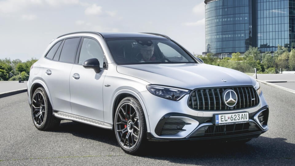 Neuveriteľný výkon. Vyššia hmotnosť si vyžaduje aj vyšší výkon. Mercedes-AMG sa týmto krédom v GLC 63 S E Performance riadi a dáva 2,2-tonovému vozidlu neuveriteľných 680 systémových konských síl.