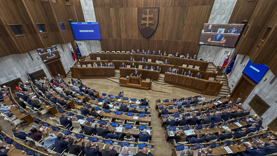 Uprostred poverený predseda Národnej rady Peter Žiga počas 12. schôdze parlamentu.