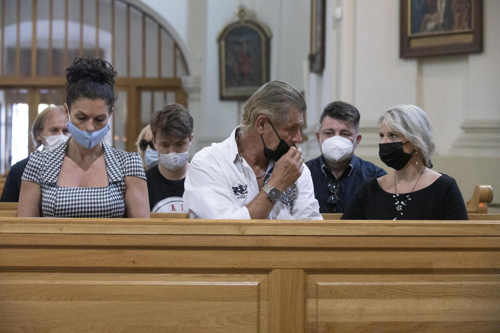 Svätá omša za Andreu Fischer v kostole v Dunajskej Lužnej.
Na obr. Jozef Ivaska , Andrea Weiterová, Petra Maxin, Noro Mezsároš, Otto Weiter