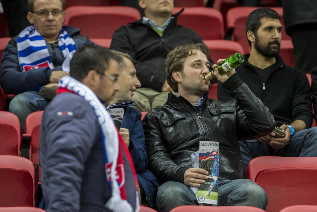 Poslanec Smer-SD Ľuboš Blaha si nenechal ujsť kvalifikačný zápas MS vo futbale medzi Slovenskom a Škótskom, ktorý si vychutnával s pivom v ruke.