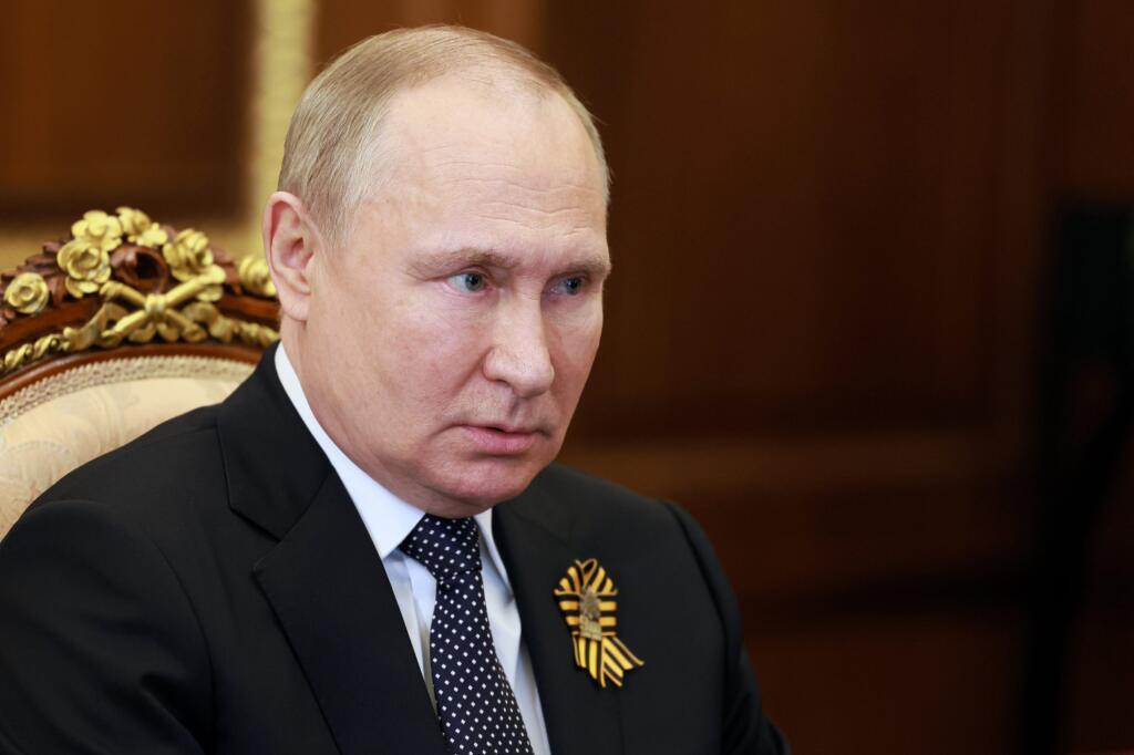 JB 24 Moskva - Ruský prezident Vladimir Putin sa rozpráva s veliteľom battalionu Sparta Doneckej ľudovej republiky Artjemom Žogom (nie je na snímke) počas ich stretnutia v Kremli v Moskve 9. mája 2022. FOTO TASR/AP

Russian President Vladimir Putin speaks to the commander of the Donetsk People's Republic's reconnaissance battalion Sparta Artem Zhoga, father of late commander of this battalion Colonel Vladimir Zhoga who died during a fighting with Ukrainian forces, at the Kremlin in Moscow, Russi
