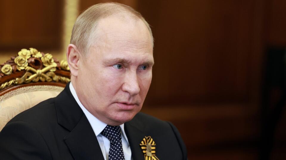 JB 24 Moskva - Ruský prezident Vladimir Putin sa rozpráva s veliteľom battalionu Sparta Doneckej ľudovej republiky Artjemom Žogom (nie je na snímke) počas ich stretnutia v Kremli v Moskve 9. mája 2022. FOTO TASR/AP
Russian President Vladimir Putin speaks to the commander of the Donetsk People's Republic's reconnaissance battalion Sparta Artem Zhoga, father of late commander of this battalion Colonel Vladimir Zhoga who died during a fighting with Ukrainian forces, at the Kremlin in Moscow, Russi
