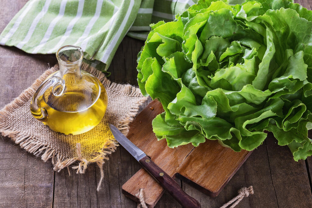 Najčastejšie sa hlávkový šalát pripravuje s octovou zálievkou, no pre vyšší obsah vitamínov môžete použiť citrónovú šťavu.