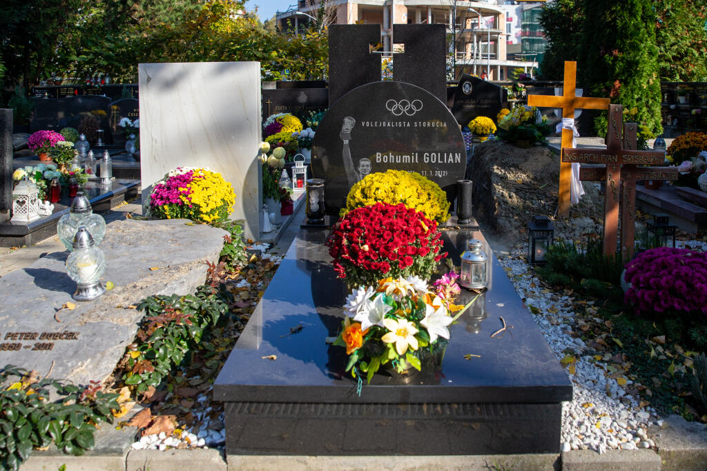 Len pár metrov od Golonku je pochovaný slovenský volejbalista 20. storočia Bohumil Golian.