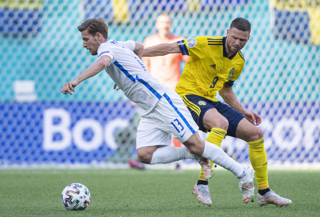 Na snímke vľavo slovenský futbalista Patrik Hrošovský a vpravo švédsky futbalista Marcus Berg počas zápasu E-skupiny na majstrovstvách Európy vo futbale Švédsko - Slovensko 18. júna 2021 v Petrohrade. FOTO TASR - Martin Baumann