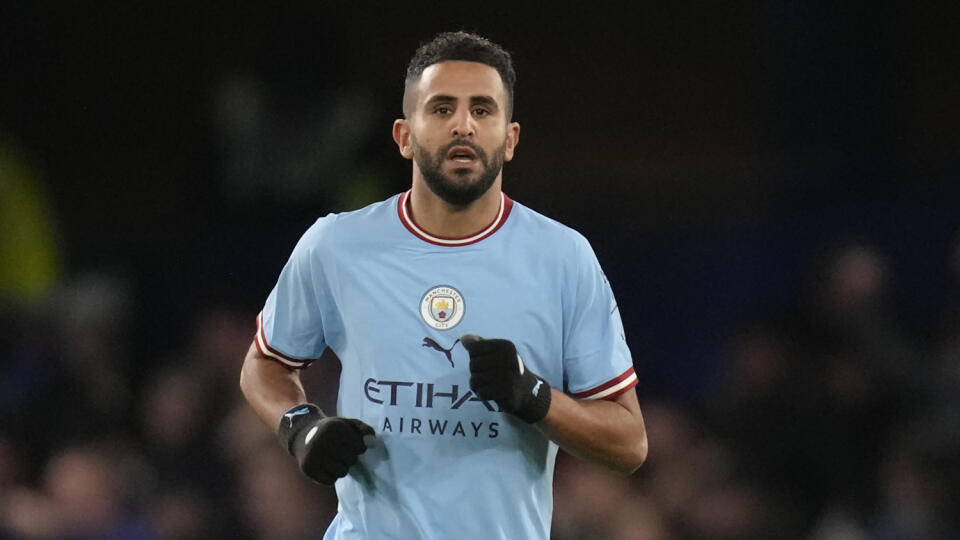 WA 55 Londýn - Hráč Manchestru City Riyad Mahrez sa teší po strelení gólu vo futbalovom zápase 19. kola anglickej ligy Premier League FC Chelsea - Manchester City v Londýne 5. januára 2023. FOTO TASR/AP

Manchester City's Riyad Mahrez celebrates after scoring the opening goal during the English Premier League soccer match between Chelsea and Manchester City at Stamford Bridge stadium in London Thursday, Jan. 5, 2023. (AP Photo/Kirsty Wigglesworth)