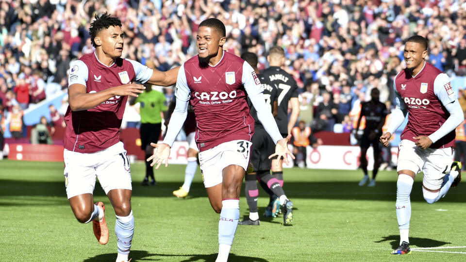JB 47 Birmingham - Hráč Aston Villa Leon Bailey (uprostred) oslavuje po tom, ako strelil úvodný gól vo futbalovom zápase anglickej ligy Premier League Aston Villa - FC Brentford v Birminghame 23. októbra 2022. FOTO TASR/AP
Aston Villa's Leon Bailey, center, celebrates after scoring the opening goal during the English Premier League soccer match between Aston Villa and Brentford at Villa Park in Birmingham, England, Sunday, Oct. 23, 2022. (AP Photo/Rui Vieira)