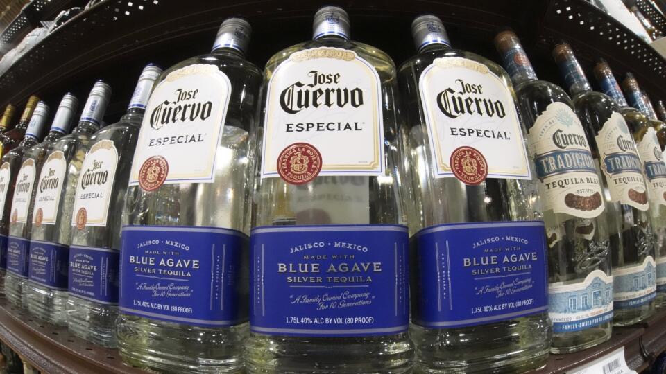 WA 19 archív Pittsburgh - Na archívnej snímke zo 4. marca 2025 mexická tequila v predajni v americkom meste Pittsburgh. Výrobcovia tequily v Mexiku zostali tento týždeň v šoku po tom, ako americký prezident Donald Trump uvalil na stredoamerický štát plošné clá vo výške 25 percent. V minulom roku vyviezli totiž viac ako dve tretiny svojej produkcie do USA. V USA je tequila veľmi populárna, z čoho ťažili aj niektoré americké celebrity, ktoré si zarobili na reklame. V roku 2020 sa k nim pridal aj