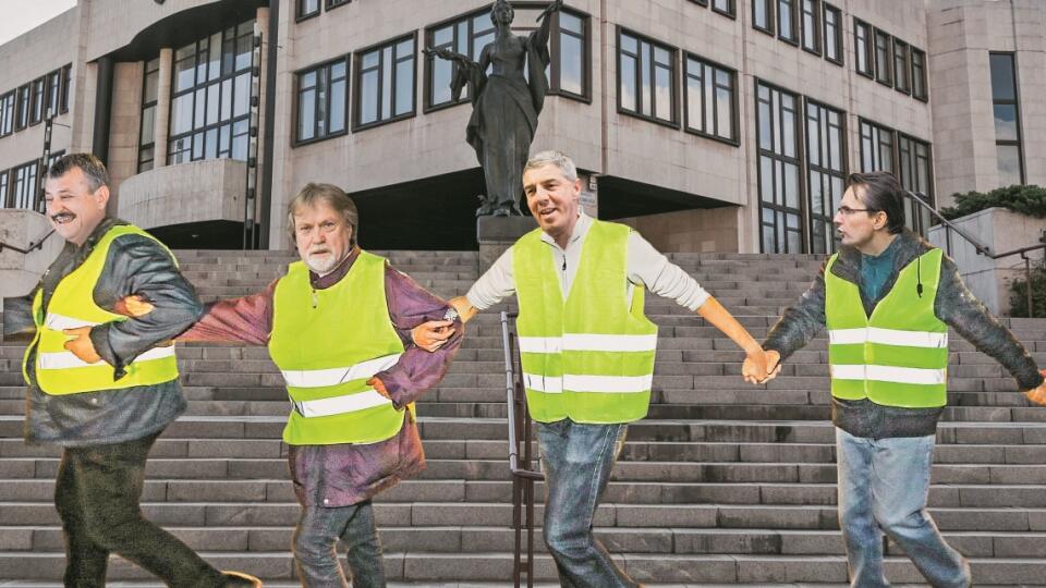 Živá reťaz okolo parlamentu: Takto slovenskí poslanci zabojovali proti dovozu lacných politikov zo Srbska či z Ukrajiny.