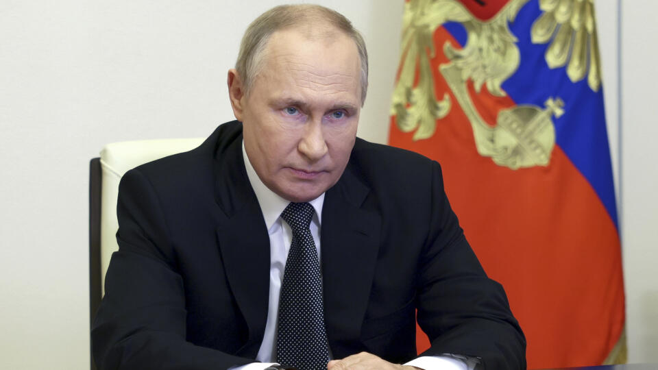 Ruský prezident Vladimir Putin počas zasadnutia ruskej Rady bezpečnosti vo svojej rezidencii Novo-Ogaryovo pri Moskve 19. októbra 2022. Ruský prezident Vladimir Putin vyhlásil v stredu stanné právo v ukrajinských oblastiach, ktoré Rusko v rozpore s medzinárodným právom anektovalo. Moskve to umožní sprísniť kontrolu na týchto územiach. FOTO TASR/AP