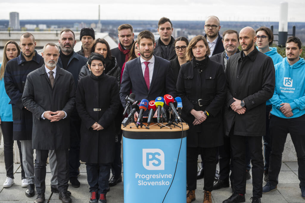 Na snímke uprostred predseda strany Progresívne Slovensko a podpredseda Európskeho parlamentu Michal Šimečka spolu s tímom počas tlačovej konferencie k parlamentným voľbám v Bratislave v stredu 1. februára 2023. FOTO TASR - Jaroslav Novák