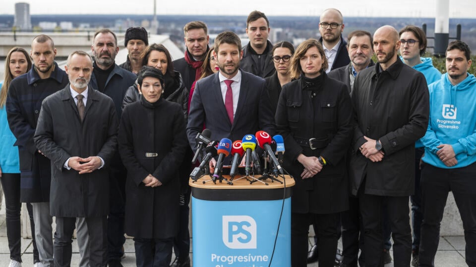 Uprostred predseda strany Progresívne Slovensko a podpredseda Európskeho parlamentu Michal Šimečka spolu s tímom počas tlačovej konferencie k parlamentným voľbám v Bratislave.