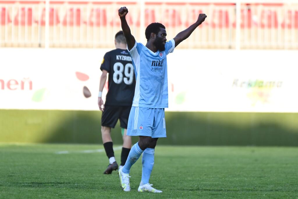 Na snímke radosť hráča Slovana Ibrahima Rabiu po získaní titulu po skončení zápasu 9. kola nadstavbovej časti Fortuna ligy skupiny o titul medzi FC ViOn Zlaté Moravce - ŠK Slovan Bratislava v sobotu 15. mája 2021 v Zlatých Moravciach. FOTO TASR - Lukáš Grinaj