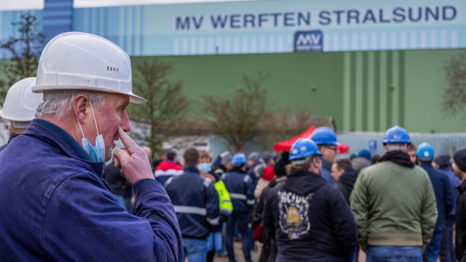 Shipbuilders protest in front of insolvent MV shipyard