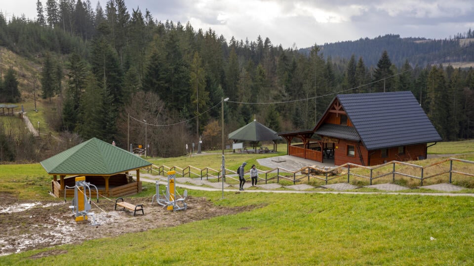 Českí turisti kráčajú po poľskom chodníku. Za zábradlím je však už česká strana. Za ich chrbtom je Slovensko.