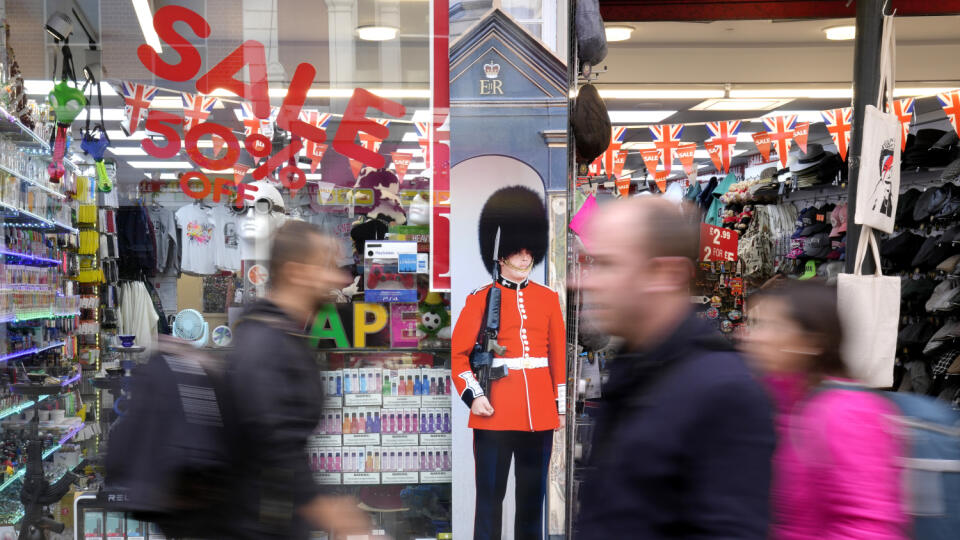 WA 28 Londýn - Ľudia kráčajú okolo predajne so suvenírmi na ulici Oxford Street v Londýne v piatok 11. novembra 2022. Británia a eurozóna sa na budúci rok pravdepodobne prepadnú do recesie, ale Spojené štáty jej môžu vďaka odolnému trhu práce tesne uniknúť. Uviedli to v nedeľu 13. novembra analytici americkej investičnej banky Morgan Stanley.
Pedestrians pass a souvenir shop on Oxford Street in London, Friday, Nov. 11, 2022. The UK GDP is down 0.2% in the three months to Sept. and it is expect