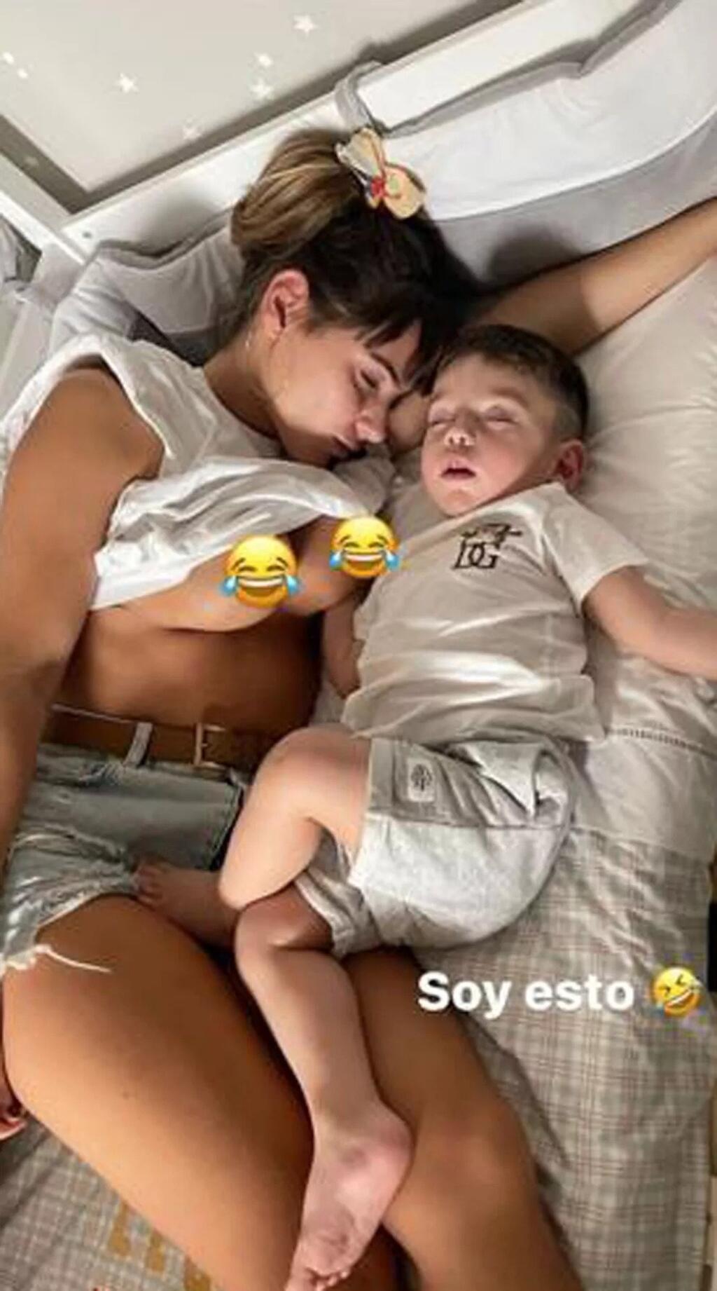 Mina opäť urobila rozruch a opäť sú stredobodom pozornosti jej prsia. „Nie som len pekná tvár,“ napísala na sociálnej sieti a pridala poriadne odvážny záber. Mina si vyhrnula tričko a ukázala, čo skrýva pod ním