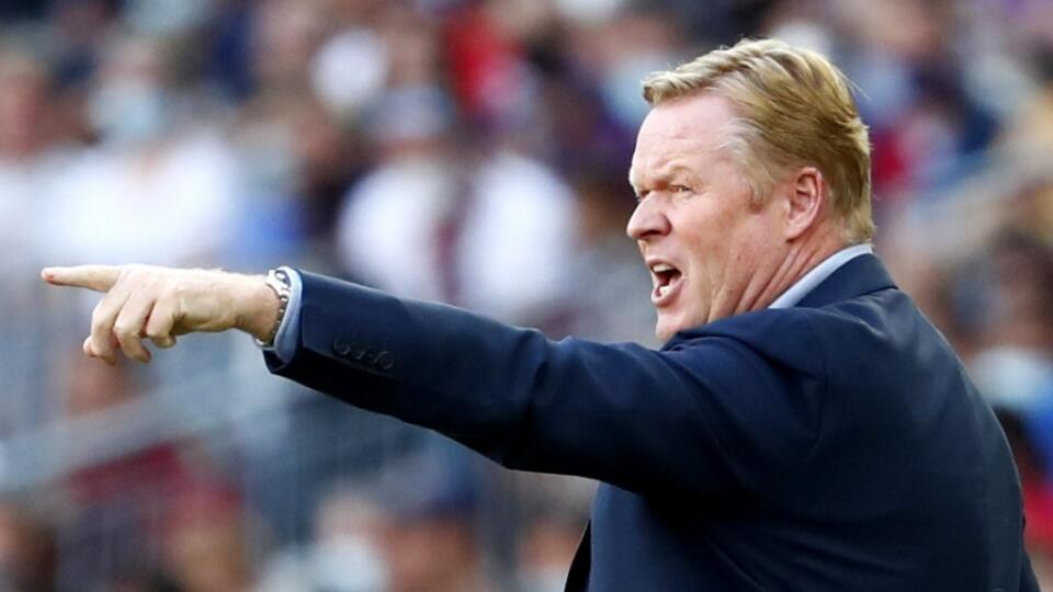 Tréner Barcelony Ronald Koeman gestikuluje v zápase 10. kola španielskej La Ligy FC Barcelona - Real Madrid v Barcelone  v nedeľu 24. októbra 2021.