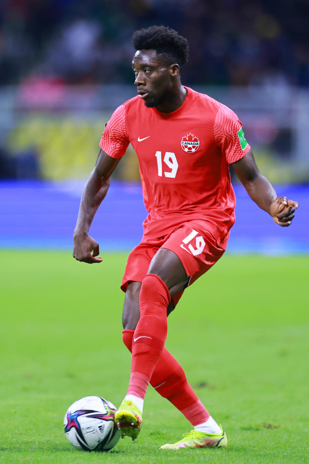 Kanadský obranca Bayernu Mníchov Alphonso Davies sa narodil v utečeneckom tábore v Ghane.