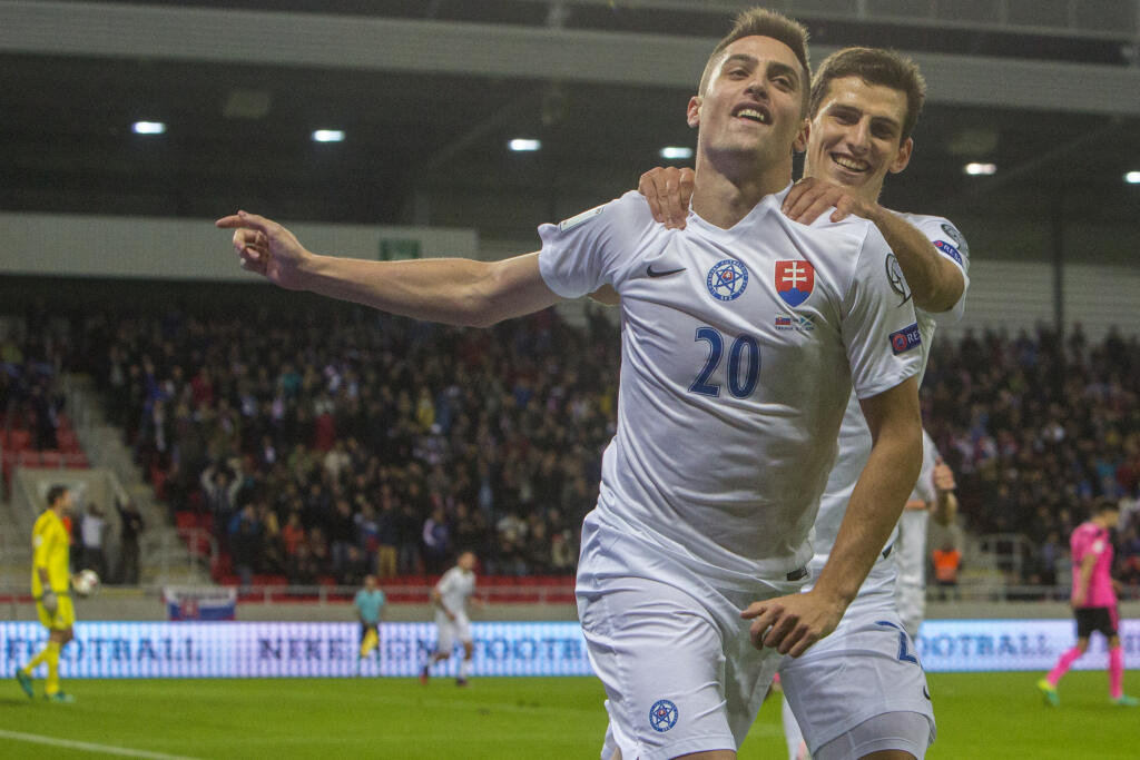 Na snímke Róbert Mak a Jakub Holúbek počas zápasu kvalifikačnej F- skupiny majstrovstiev sveta vo futbale 2018 medzi Slovenskom a Škótskom.