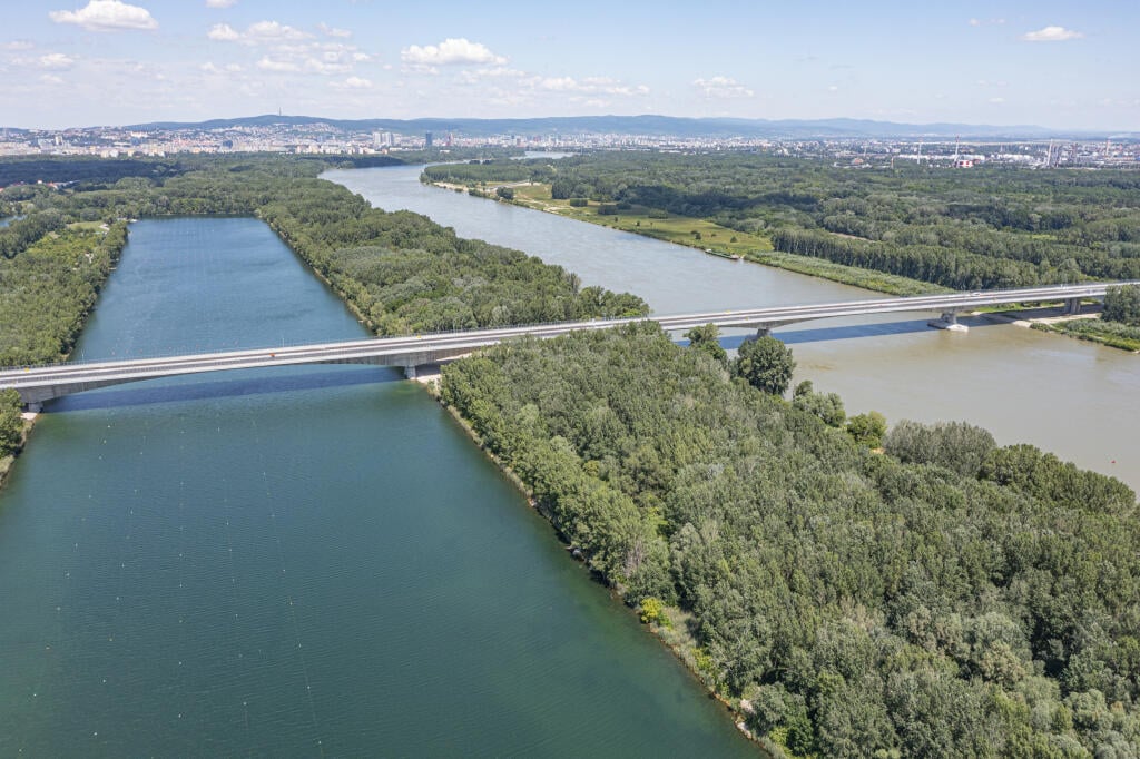 Na snímke z dronu pohľad na nový Lužný most ponad Dunaj a vľavo areál kanoistiky Veľký Zemník. FOTO TASR - Michal Svítok