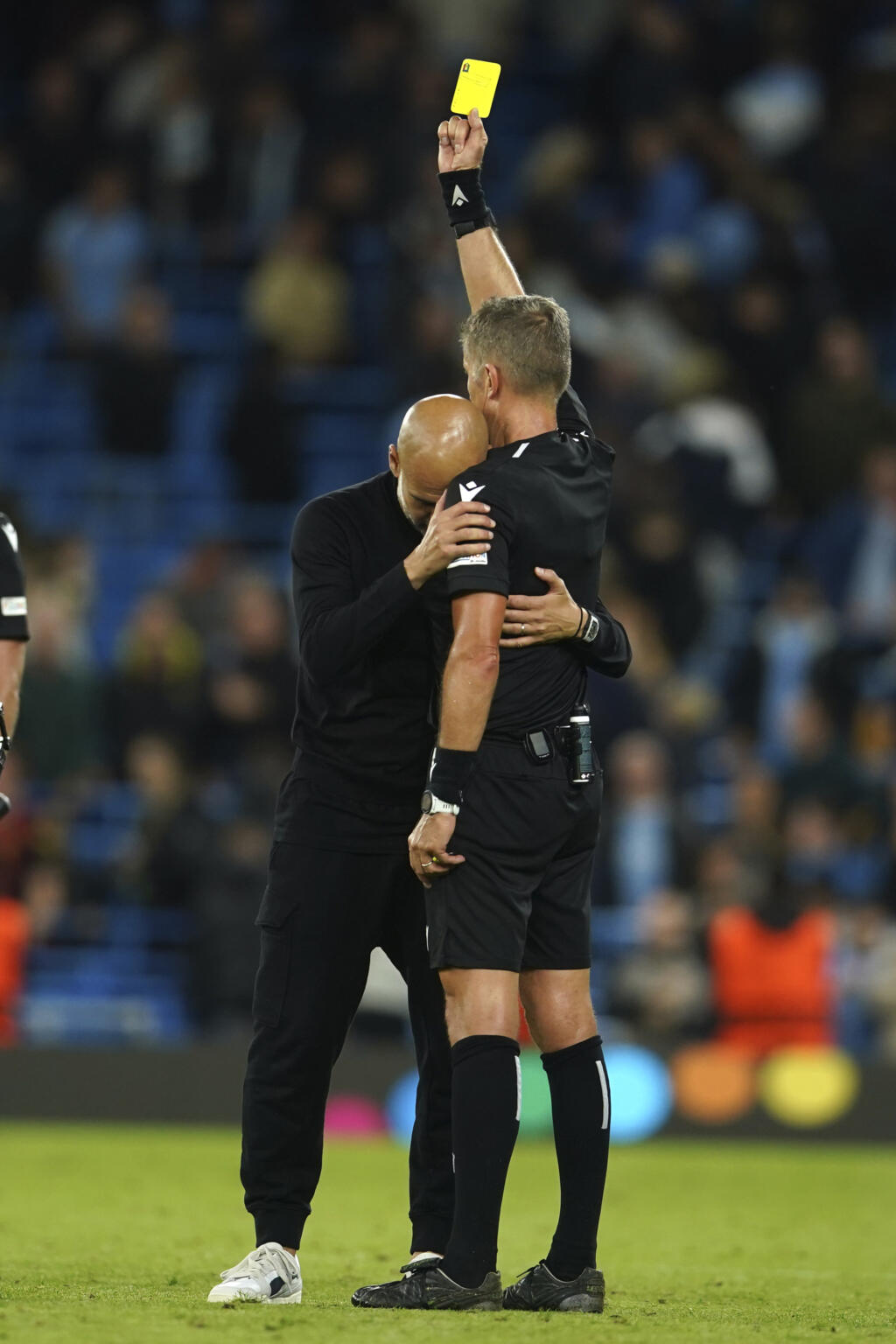 WA 76 Manchester - Tréner Manchestru City Pep Guardiola objíma hlavného rozhodcu, ktorý mu ukázal žltú kartu počas zápasu 2. kola G-skupiny Ligy majstrov Manchester City - Borussia Dortmund v Manchestri v stredu 14. septembra 2022. FOTO TASR/AP
Manchester City's head coach Pep Guardiola, left, hugs referee Daniele Orsato as he shows him a yellow card during the group G Champions League soccer match between Manchester City and Borussia Dortmund at the Etihad stadium in Manchester, England, Wedn