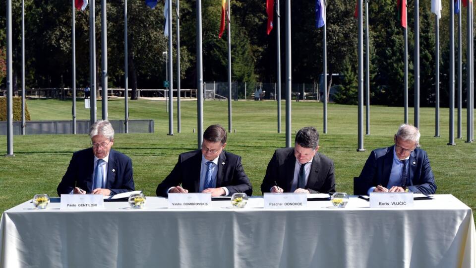 Podpis memoranda: eurokomisár pre hospodárstvo Paolo Gentiloni, výkonný podpredseda EK Valdis Dombrovskis, predseda Euroskupiny Paschal Donohoe a guvernér Chorvátskej národnej banky Boris Vujčič.