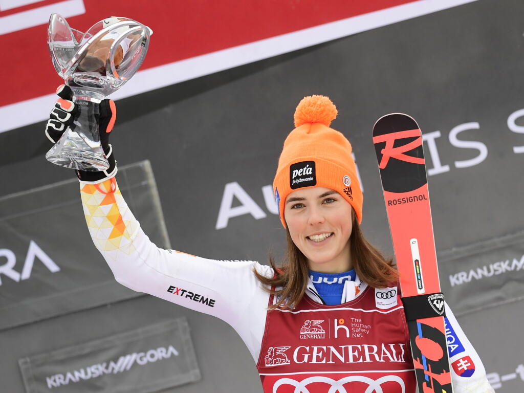 Na snímke slovenská lyžiarka Petra Vlhová oslavuje s trofeou na pódiu víťazstvo v slalome žien Svetového pohára v alpskom lyžovaní v slovinskej Kranjskej Gore 9. januára 2022.