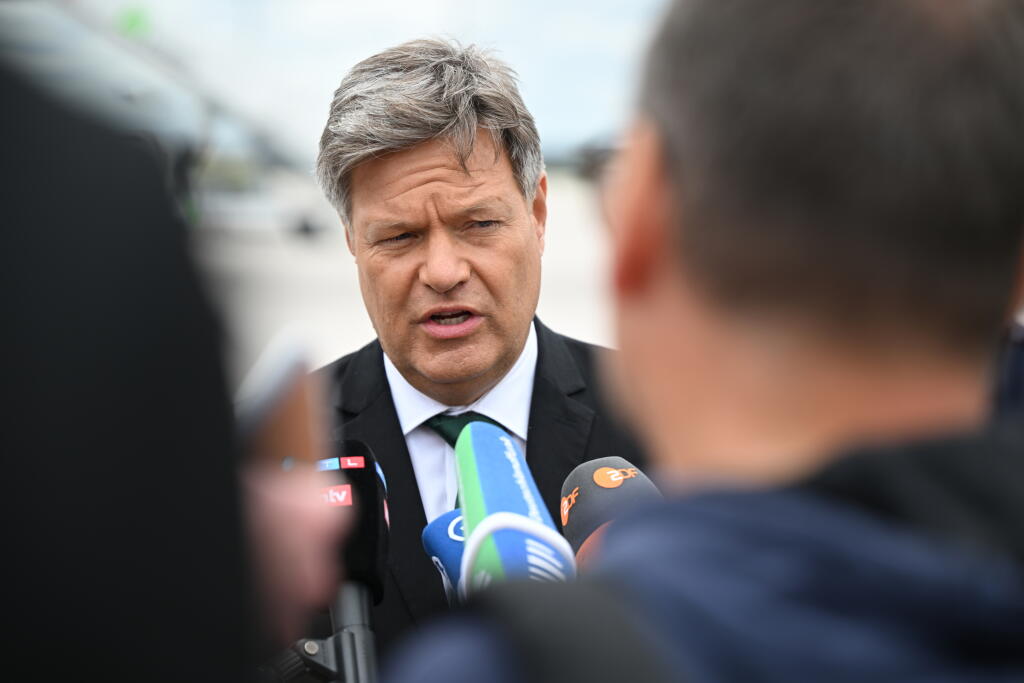 WA 28 Berlín -  Nemecký minister hospodárstva Robert Habeck odpovedá na otázky novinárov na letisku v Berlíne pred odletom na návštevu Južnej Kórey a Číny v stredu 19. júla 2024.   Habeck epredpokladá, že jeho návšteva Číny prinesie dohodu o vyriešení obchodných sporov medzi Pekingom a Európskou úniou (EÚ). Habeck prichádza do Číny v piatok, týždeň po tom, ako Európska komisia (EK) oznámila, že od júla zavedie mimoriadne clá až do výšky 38,1 % na dovážané čínske elektrické vozidlá. FOTO TASR/DPA