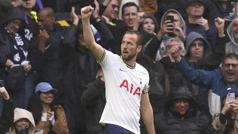WA 102 Londýn - Kapitán Tottenhamu Harry Kane sa teší po strelení gólu v zápase 35. kola anglickej Premier League Tottenham Hotspur - Crystal Palace v Londýne v sobotu 6. mája 2023. FOTO TASR/AP
Tottenham Hotspur's Harry Kane celebrates scoring their side's first goal of the game during the Premier League match at the Tottenham Hotspur Stadium, London Saturday May 6, 2023. (John Walton/PA via AP)