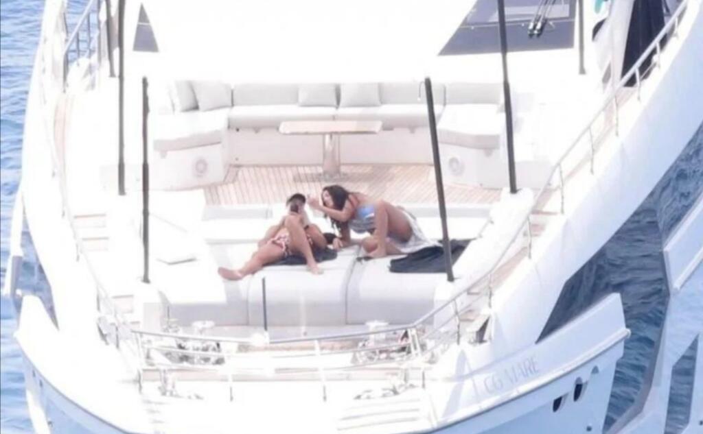 Cristiano Ronaldo a jeho partnerka si na palube užívajú aj intímne chvíľky aj napriek tomu, že cestujú s deťmi.