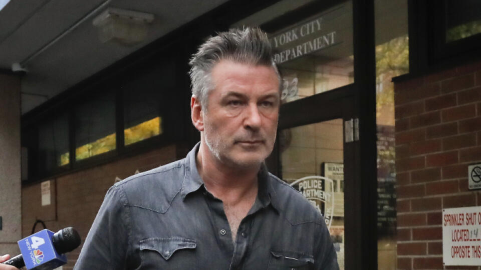 Alec Baldwin vychádza z policajnej stanice 2. novembra 2018 v New Yorku. Amerického herca zatkli a obvinili z napadnutia a obťažovania po tom, ako údajne udrel muža do tváre počas hádky o parkovacie miesto pri svojom dome v New Yorku. FOTO TASR/AP