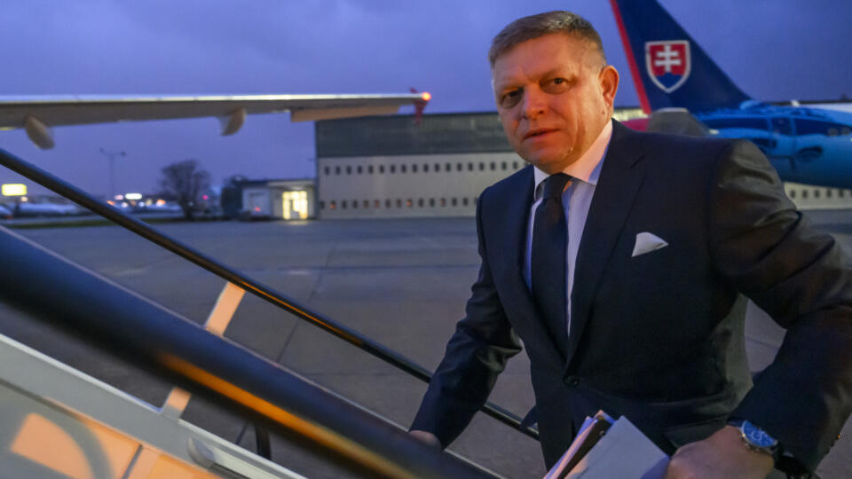 Premiér Slovenskej republiky Robert Fico (Smer-SD) odcestoval do Českej republiky na svoju prvú oficiálnu zahraničnú návštevu po vymenovaní do funkcie. Stretne sa tam s najvyššími ústavnými činiteľmi. Na snímke Robert Fico nastupuje do lietadla na letisku M. R. Štefánika v Bratislave 24. novembra 2023. FOTO TASR - Jaroslav Novák