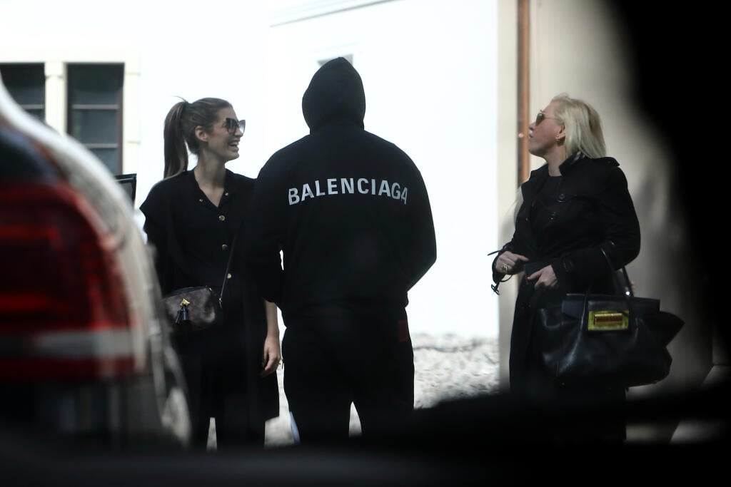 Na snímke paparazzi pred zámkom v Pezinku, kde si Patrik Rytmus Vrbovský a Jasmina Alagič prišli pozrieť priestory pred svadbou.