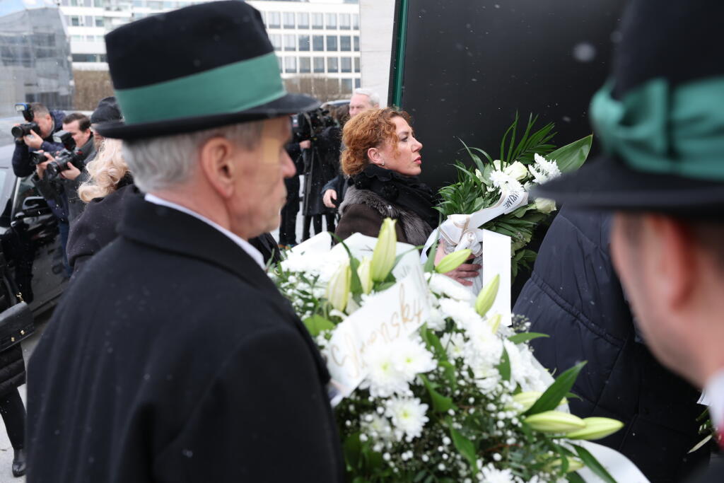 Posledná rozlúčka s Marínou Kráľovičovou. Na zábere Gabriela Dzuríková.