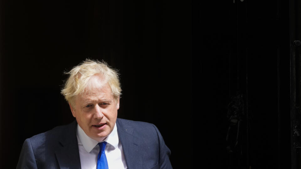 PK 8 Londýn - Britský premiér Boris Johnson opúšťa svoje sídlo na Downing Street 10 v Londýne 6. júla 2022. Britskú konzervatívnu vládu opustili v stredu ďalší dvaja členovia po tom, ako v stredu podali demisiu ministri financií a zdravotníctva. Podľa pozorovateľov to zvyšuje politický tlak na premiéra Borisa Johnsona, ktorý však množiace sa výzvy na svoje odstúpenie odmieta. FOTO TASR/AP
British Prime Minister Boris Johnson leaves 10 Downing Street in London, Wednesday, July 6, 2022. A defiant
