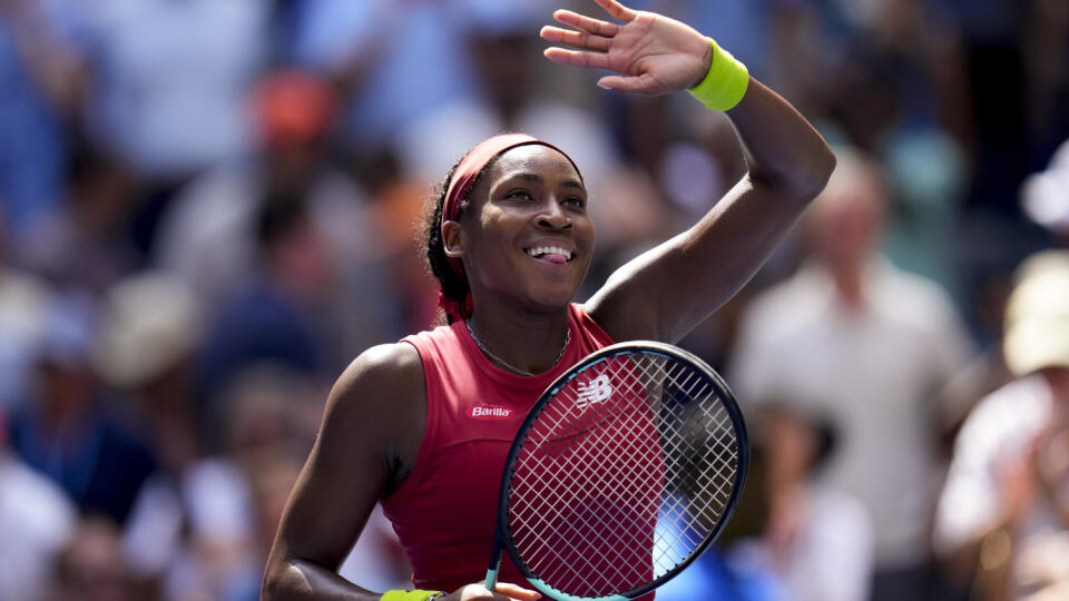 KK41 New York - Americká tenistka Coco Gauffová sa raduje po víťazstve nad Lotyškou Jelenou Ostapenkovou v štvrťfinále ženskej dvojhry na grandslamovom turnaji US Open v New Yorku 5. septembra 2023. FOTO TASR/AP
Coco Gauff, of the United States, reacts to the crowd after defeating Jelena Ostapenko, of Latvia, during the quarterfinals of the U.S. Open tennis championships, Tuesday, Sept. 5, 2023, in New York. (AP Photo/Manu Fernandez)