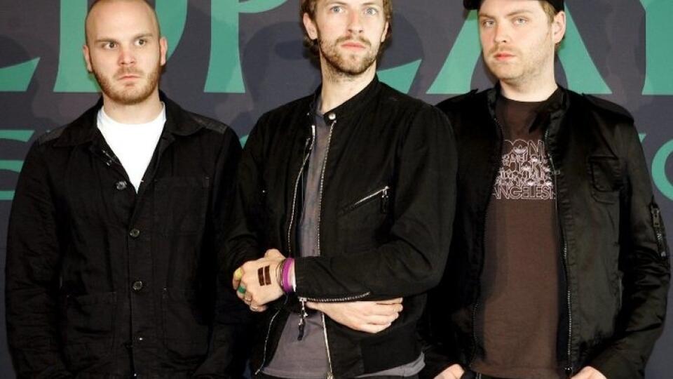 Formácia Coldplay vystúpi na jednom pódiu s viacerými spevákmi.