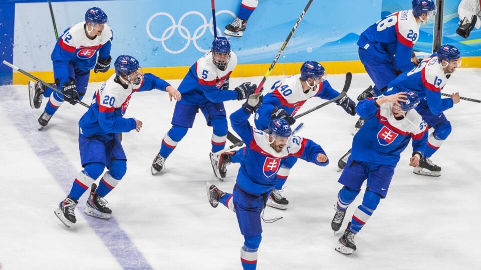 Hokejisti Slovenska sa tešia po výhre v zápase olympijského turnaja v hokeji mužov o bronz Slovensko - Švédsko na ZOH 2022 v Pekingu v sobotu 19. februára 2022.